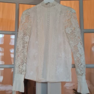 ERDEM x H&M - Oanvänd blus från sammarbetet mellan H&M och ERDEM.   Material: 100% silk & 100% lace 