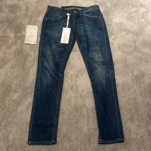 Dondup jeans  - Säljer dessa riktigt snygga dondup jeans då dom inte kommer till användning. Dom är i riktigt bra skick 9/10 och ej använda mycket. Nypris = 3200kr, säljs för 999kr. Skriv vid minsta intresse.