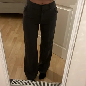 Gråa kostymbyxor  - Säljer nu mina kostymbyxor från Madlady då dom inte kommer till användning. Nästan aldrig använda  Ny pris 649kr Mitt pris 450