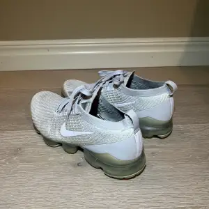 Sköna Nike skor! De har tyvärr missfärgats och blivit repade, men tycker så synd om dem när bara står ensamma i garderoben🥹 Otroligt sköna fortfarande dock! (De är storlek 41 men passar bra på mig som har 40)  Originalpris: 2 400kr