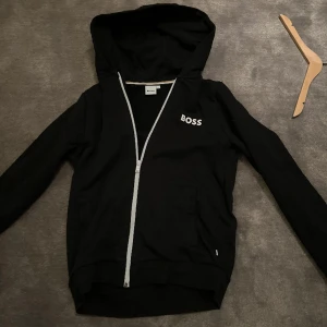 Säljer min hugo boss tröja eftersom jag har växt ur den! Det är en väldigt snygg tröja och är använd men syns knappt. - Skick på denna tröja är väldigt bra och syns knappt att den är använd!