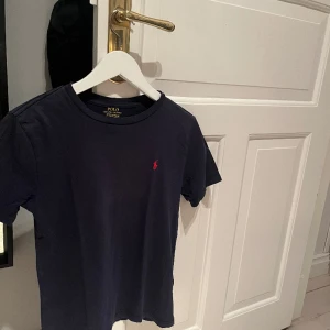 Ralph lauren t-shirt - Hej, säljer min Ralph lauren tischa, skulle säga att den sitter som xs. Nypris 650kr. Skick 9/10. 
