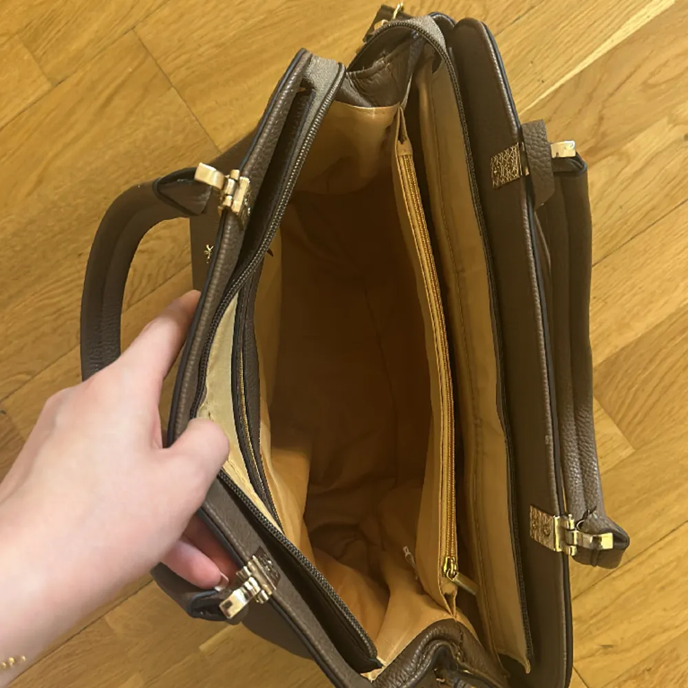 En jettefin brun väska som är oanvänd, kontakta för frågor💕. Väskor.