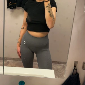 Gymshark tights - Mörkgråa tights från gymshark storlek S