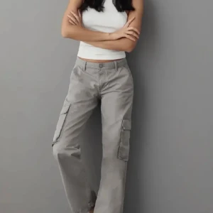 Cargos - De passar fint och sitter fint på alla, man kan säga att det är en rak modell ungefär, pris kan diskuteras, kontakta ifall ni har frågor ❤️ 