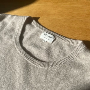 Soft Goat 100% kashmir tröja l/xl - En Soft Goat tröja i beige färg. Märk xl men passar mig också (size L, 190cm, 75kg). Bland det skönaste tröjan jag någonsin haft! 100% kashmir ull. 