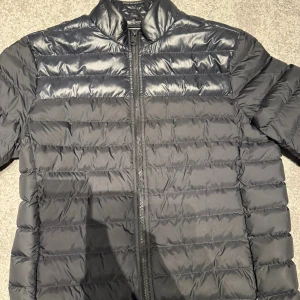 J.Linderberg jacka - Snygg linderberg jacka i storlek M (liten i storleken). Svart glansig ovantill