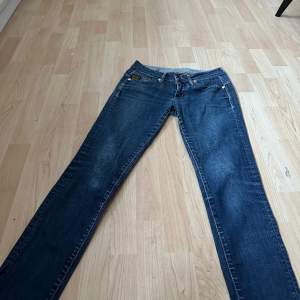 Skinny jeans ifrån G-Star i bra skick.  Midjemått: 73cm Innerbenslängd: 76 cm