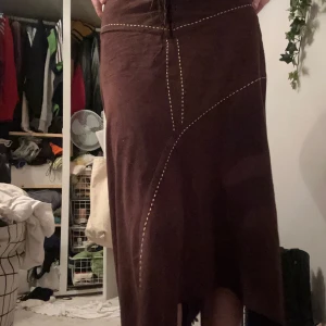 Midiskirt🤎 - Superfin thriftad midiskirt i färgen brun🤎 Säljer då jag knappt använt den :/ Vid frågor eller intresse meddela💬