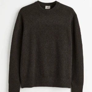 Stickad tröja i ull - H&M Premium Selection - Säljer denna superfina mörkgråa stickade tröjan i ull från H&M Preumium Selecetion! Superbra skick, endast använd enstaka gånger då den är för stor för mig! Nypris: 499kr, helt slutsåld. Priset går att diskutera vid snabb affär! ⭐️FRI FRAKT i 7 dagar⭐️