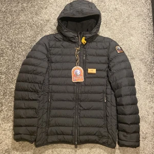 Parajumper Jacka - Parajumper Last Minute jacka. Storlek: M. Väldigt fint skick. Nypris: 5000kr. Hör av dig om du har några frågor🙌