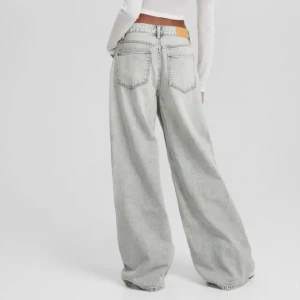 BAGGY JEANS💯 - Helt nya ljusgråa baggy jeans från Bershka💕säljer då dom inte är min stil. Skriv om du har frågor!!!