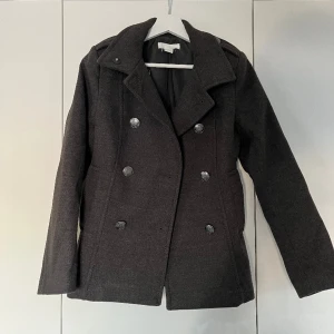 Supersnygg jacka från H&M  - Säljer denna supersnygga jacka från H&M.  Mycket sparsamt använd och i nyskick! Skickas mot fraktkostnad eller mötas upp i Linköping💕