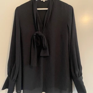 svart blus - svart blus med knytning, från märket Warehouse, toppen skick!