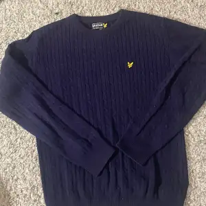 Snygg mörkblå tröja från Lyle&scott, bra skick, i princip aldrig använd. Nypris 679kr, jag säljer för 400kr. 