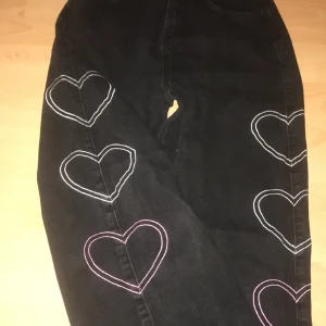 Baggy jeans - Inga skador eller fläckar🤍  Använd några gånger men säljer för att jag växt ur dom  Längd: 105 Benslängd: 71 Midja: 32 (rakt över)