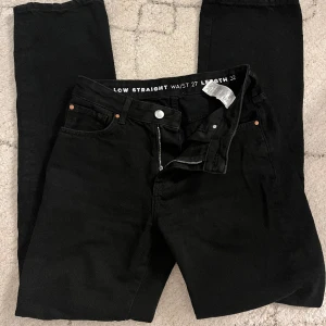 Lågmidjade jeans - Svarta jeans från bikbok i modellen low straight. Storlek 27/32. Nypris 699💗
