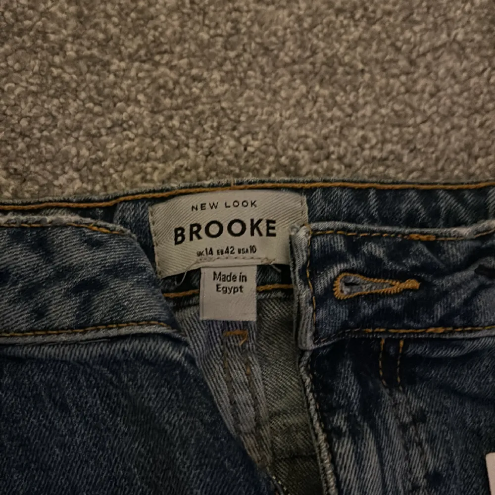 Snygga lite utsvängda jeans aldrig använda storlek 42. Jeans & Byxor.