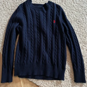 Polo Ralph Lauren Pullover - Säljer min polo kabel stickade tröja då den ej kommer till användning, köpt i butik för 800kr.