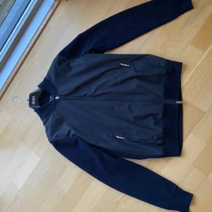 Gran sasso - Gran sasso cardigan strl 50(m), marinblå cardigan, nypris runt 4500, använd men fint skick, inga fläckar revor osv. 1500