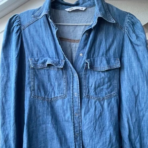 Jeans skjorta - Jag säljer min coola jeans skjorta eftersom den inte kommer till användning. Den är använd några gånger men ser och känns som ny💞