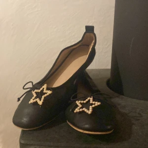 Gulliga Ballerinaskor 🥿  - Gulliga ballerina skor 🥿 från Zara i storlek 36. I bra skick, pris kan diskuteras. Kolla gärna mina andra annonser :)
