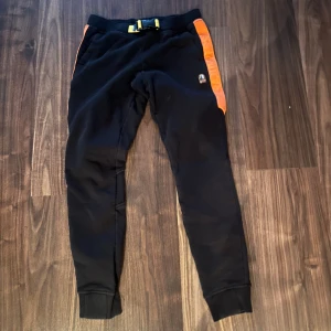 Parajumpers byxor strl. YS - Fina välvårdade Parajumpersbyxor i strl YS