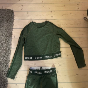 Stronger  - Träningströja och träningsbyxa från stronger, använd en gång! Köpa båda för 200 kr eller en av de separat för 100 kr. 