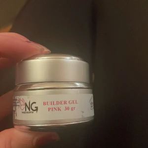Gelé från nagelgigaten  - Aldrig använd, köpte fel, den passar inte alls! Märkte det Tyvär försent! Innan ni köper skriv till mig privat! Söker även en starline gelé från nagelgigaten om någon har, behöver inte vara ny men helst. Obs frakt kostnad betalar du!