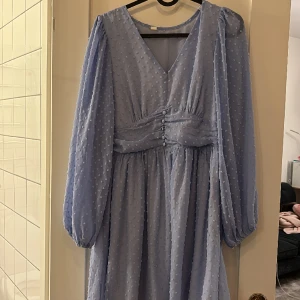 Blå klänning  - Blå kort klänning 