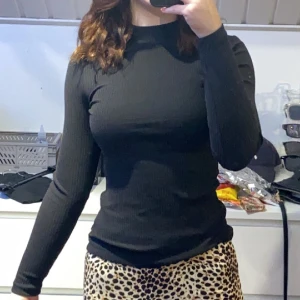 Svart kragtröja - Ribbad tröja  