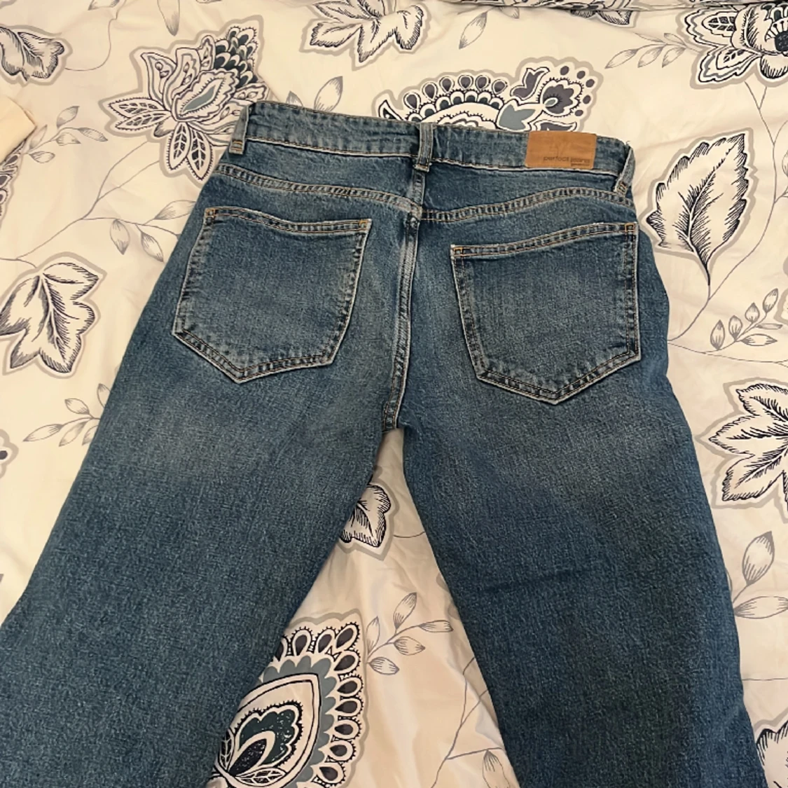 Breda jeans med hål - 91