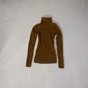 Brun långärmad tröja -  Går att ha kragen vikt om man vill det. Mycket bra skick💓