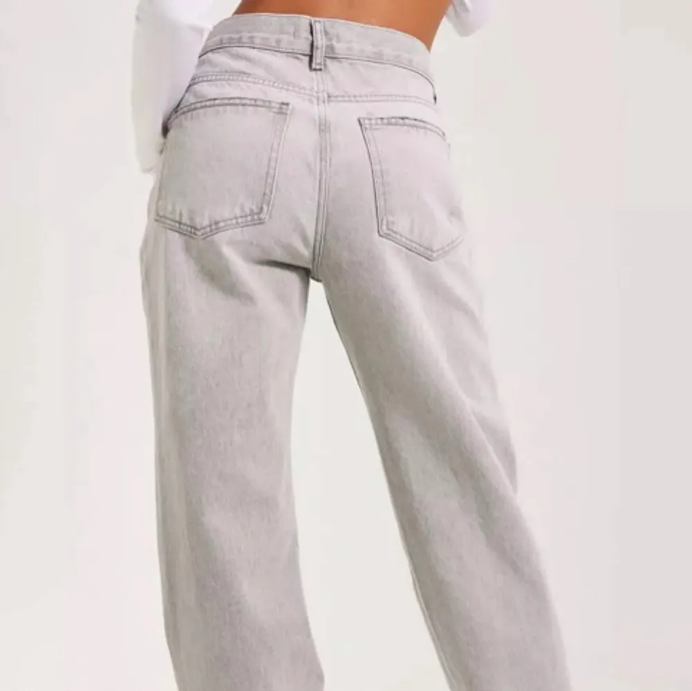 Dom är gråa i storlek 158 och är straight. Jeans & Byxor.