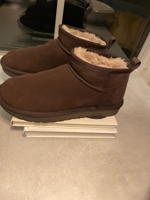 Vinterboots (Uggs)  - Uggs-liknade skor helt oanvända endast prövade.  Äkta skinn. Bruna och låga med en otrolig mjuk fyllnad som håller fötterna varma! (Din sko- peace) 