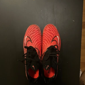 Fotbollsskor  - Hyperwenom 2023 modellen storlek 42, endast använda 3 gånger men för små därav säljer, som nya vilket man kan se på bilderna , ny pris ca 2800