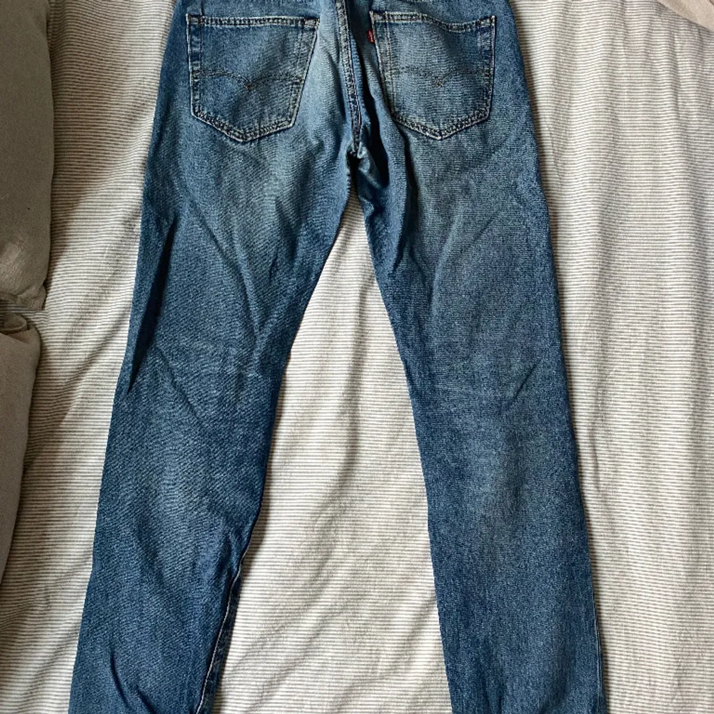 Ett par jättefina Levis jeans! Den mest perfekta bortfrusna passformen jag haft och sitter superfint i midjan, dom har tyvärr blivit lite förkorta för mig (är 170), men annars jättefina!. Jeans & Byxor.