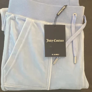 Säljer 3 stkn juicy byxor! - Säljer 3 juicy byxor stlk s-m färger:beige,lila och ljusblå priset diskuteras och obs! En av knapparna har ramlat av