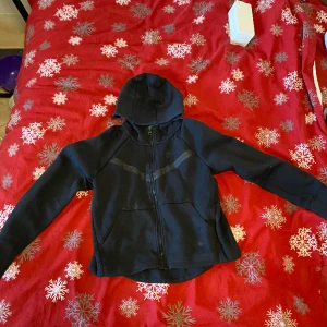 Nike tech - Säljer min svarta Nike tech. Skick 7/10