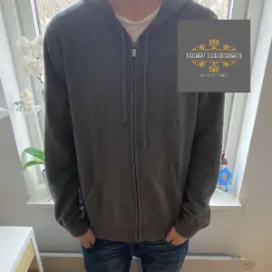 Säljer dena feta Kashmir zip hoodie från Michael Korsoch den är som ny| Nypris ca 4300