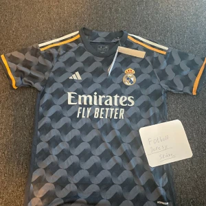 Fotbollströjor 250kr st  - Hej, vi säljer många olika fotbollströjor för endast 250kr st, vi har fler än dem som visas på annonsen.