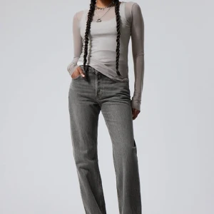 Svarta jeans  - Mid straight jeans!!! Weekday jeans i modellen PIN. Byxorna är i fint skick skulle dock behöva strykas annars så😅köpta för 590:- Strl: W30/L32 