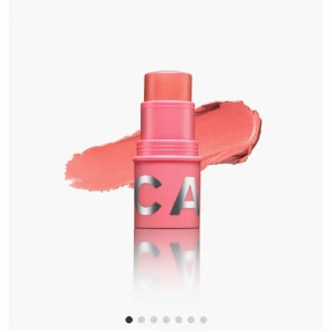 CAIA blush stick - CAIA blush stick i färgen Berry Smoothie. Testat 1-2 ggr och tycker inte att den riktigt passar mig. Nästan helt oanvänd.