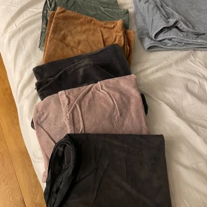 Kuddfodral samet  - Kuddfodral sammet som små är till vanliga kuddar sen finns en större. 100kr för alla 