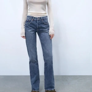 Jeans från zara - Straight midwaist jeans från zara💕finns tecken på användning längst ner vid fotänden, men annars superfina!! Kontakta mig vid intresse eller för mer info💕