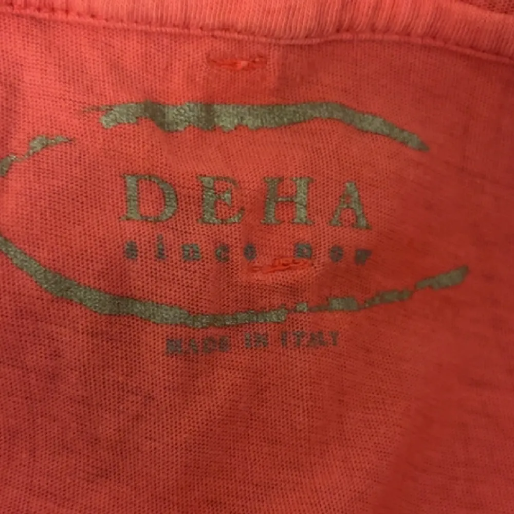 säljer den här tröjan med luva från deha 💕 man kan knyta längst ner  defekter: inga! har bara använts en gång . Toppar.