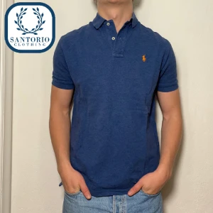 Ralph Lauren Piké | Mörkblå - Stilren Ralph Lauren piké i 9/10 skick🙌 Han på bilden är ca 185 (M) Skriv vid minsta fråga🍾