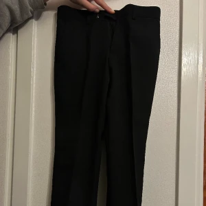 Kostymbyxor  - Kostymbyxor storlek 140 oanvänd 