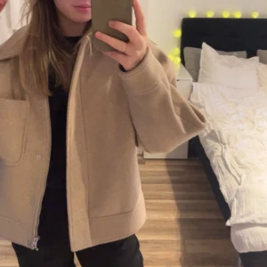 Kappa NA-KD - Supersnygg kappa från NA-KD, köpt förra vintern men kommer tyvärr inte till användning mer.  Är i bra skick men nopprig på vissa ställen❤️‍🔥❤️‍🔥