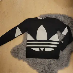 Adidas sweatshirt, ej fodrad. Står storlek 158 och 12-13år men passar även XS. Knappt använd. Kan fraktas men köparen står för frakten 💕